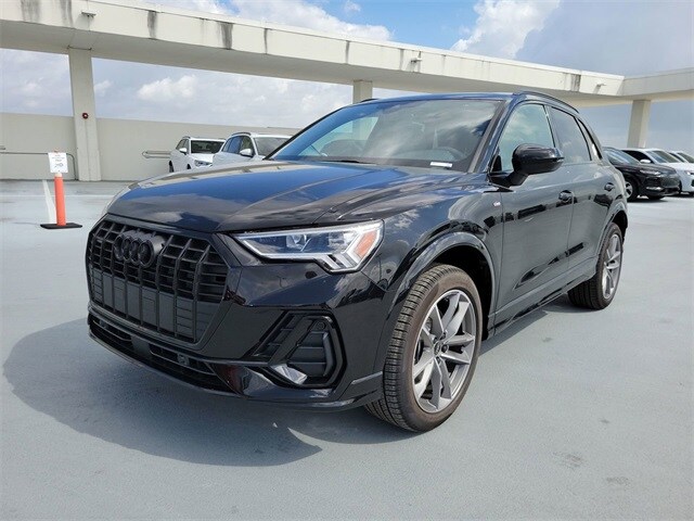 2025 Audi Q3 45 TFSI S line Premium photo 4
