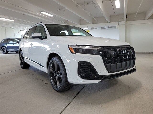2025 Audi Q7 55 Premium Plus photo 2
