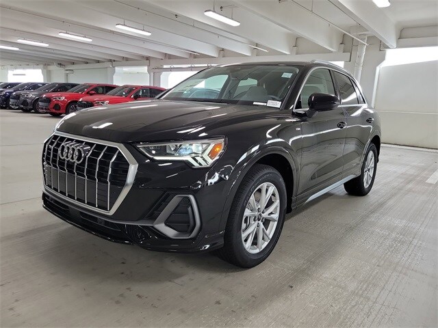 2025 Audi Q3 45 TFSI S line Premium Plus photo 4