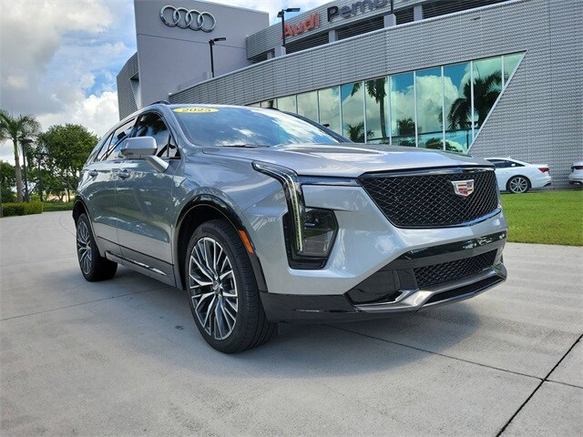2025 Cadillac XT4 Sport photo 2