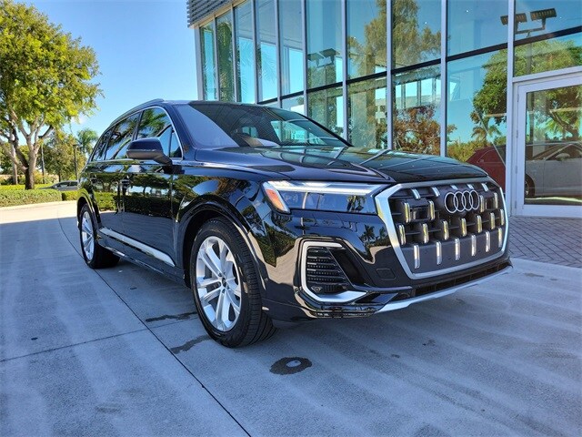 2025 Audi Q7 55 Premium Plus photo 2