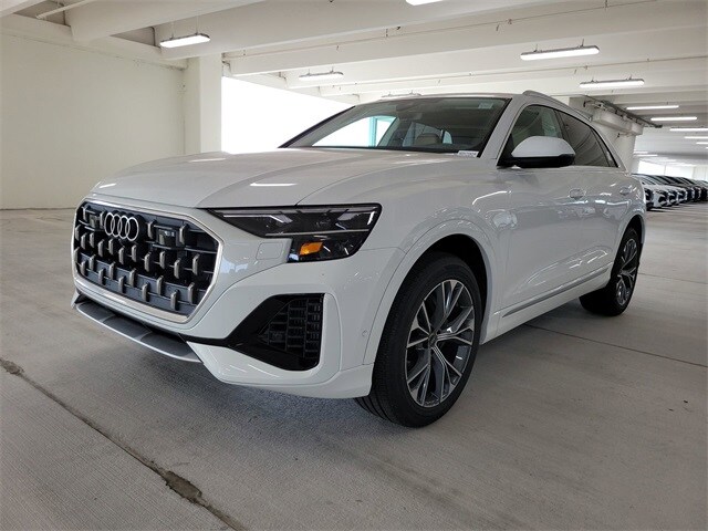 2025 Audi Q8 55 Premium Plus photo 4