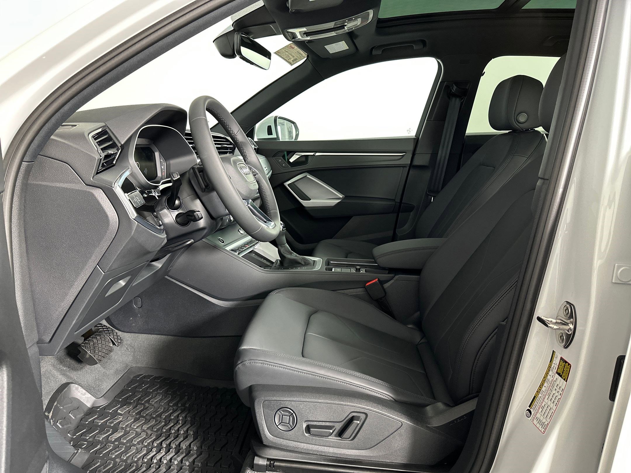 2025 Audi Q3 45 TFSI S line Premium photo 4