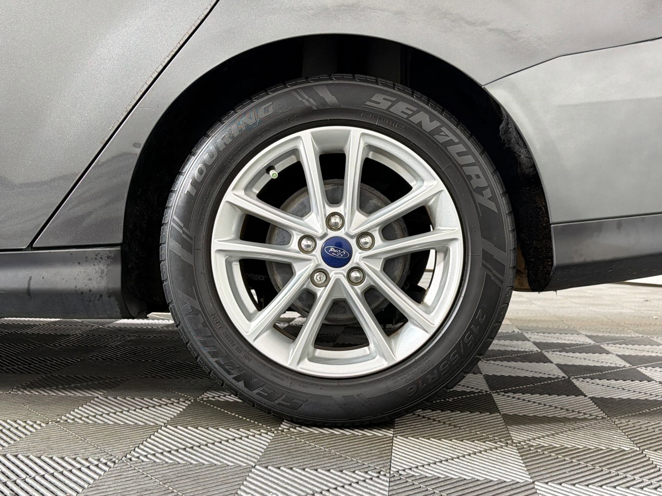 Focus SE Sedan