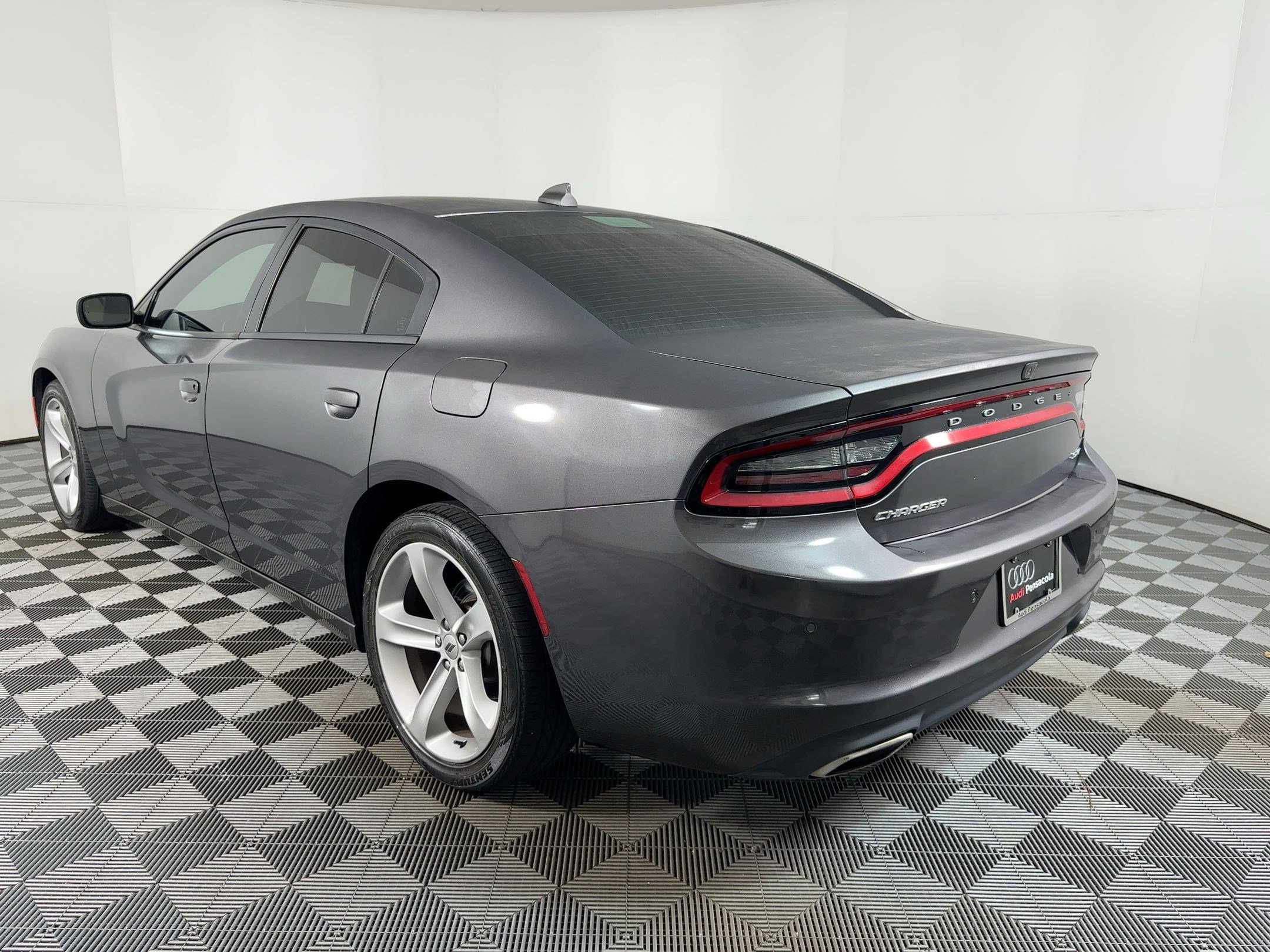 2018 Dodge Charger SXT Plus photo 3