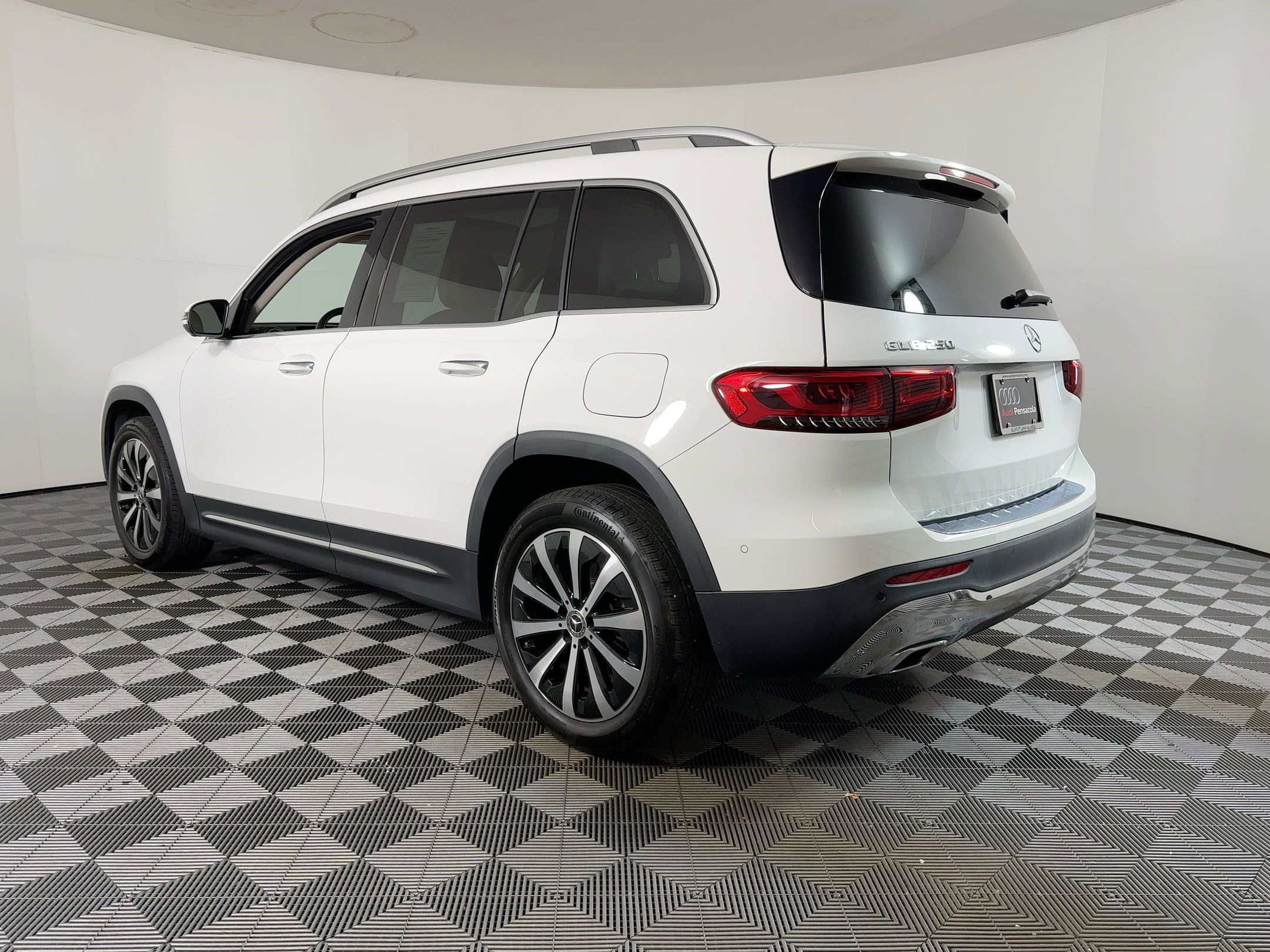 2023 Mercedes Benz GLB 250 photo 2
