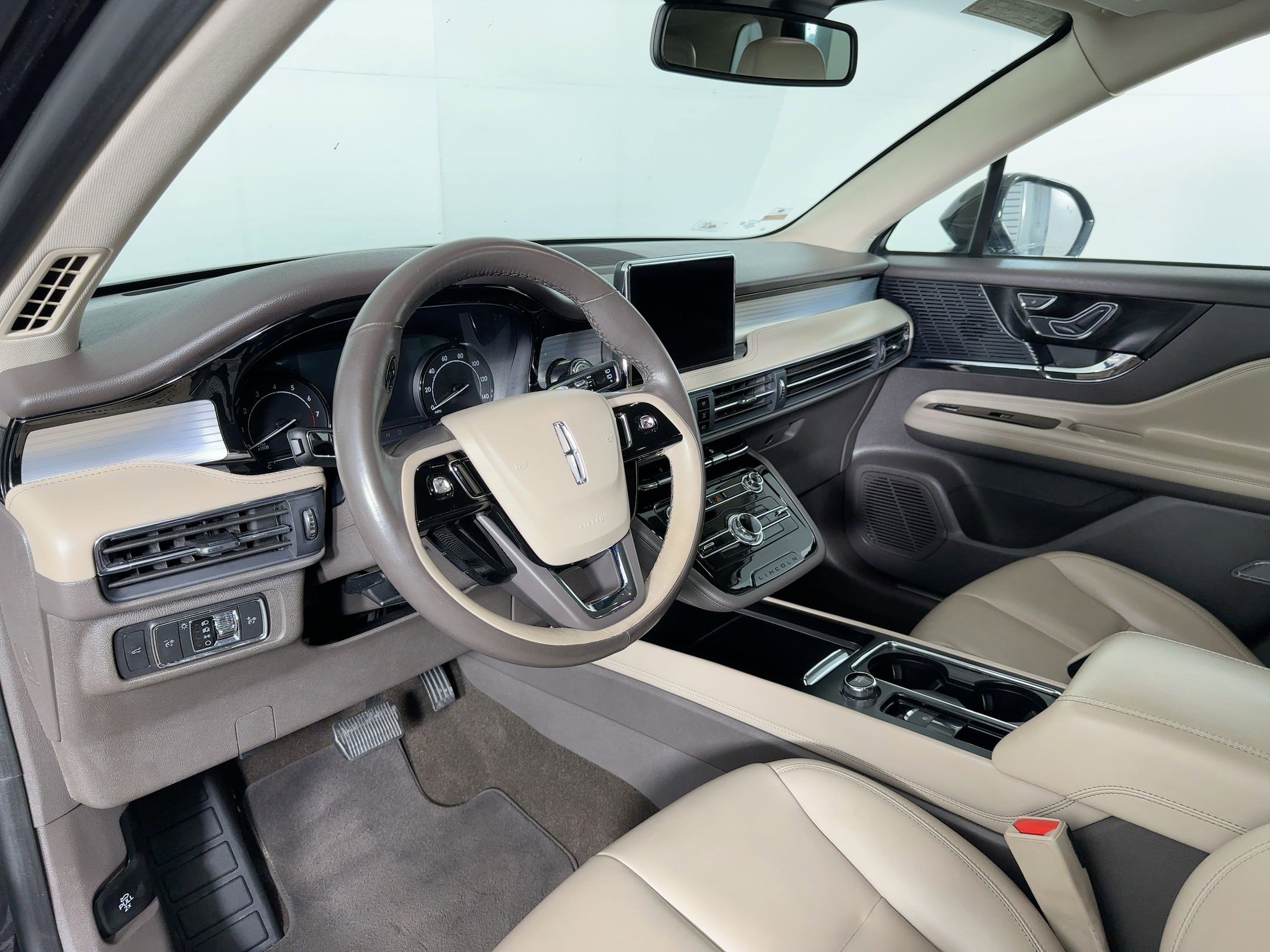 2021 Lincoln Corsair Standard photo 2