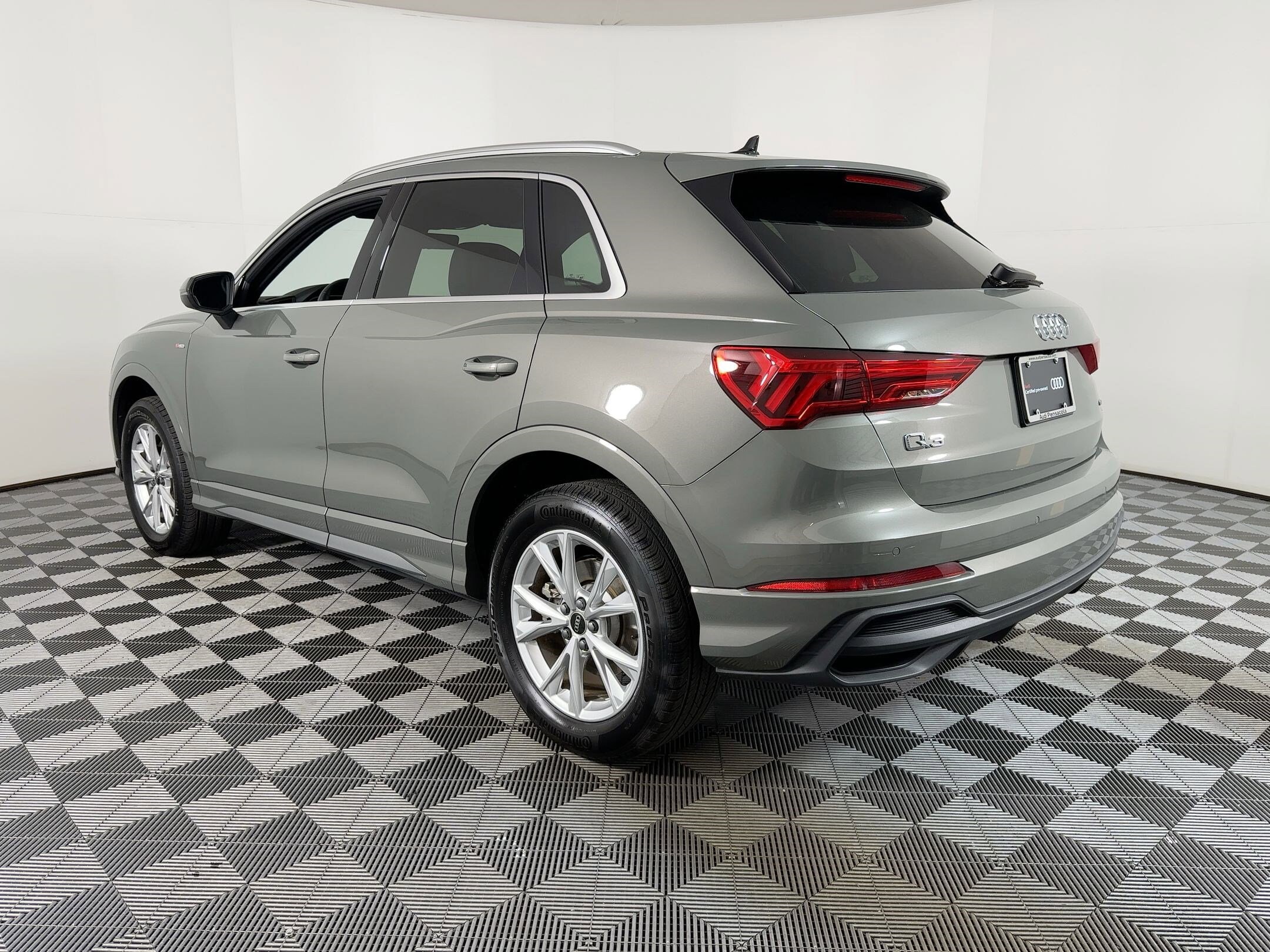 2025 Audi Q3 45 TFSI S line Premium photo 2