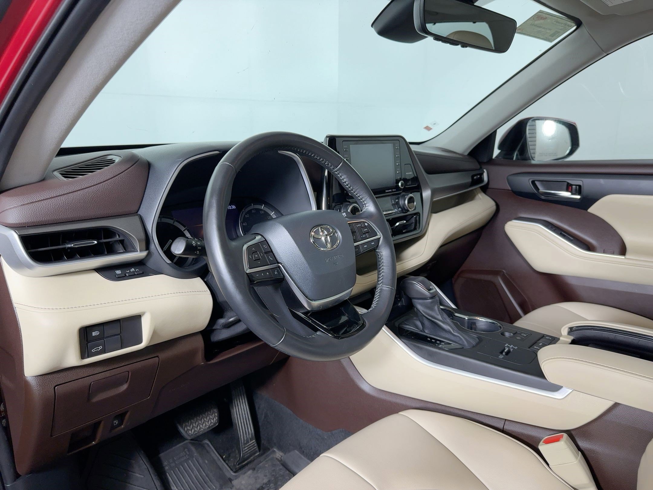 2021 Toyota Highlander XLE photo 2