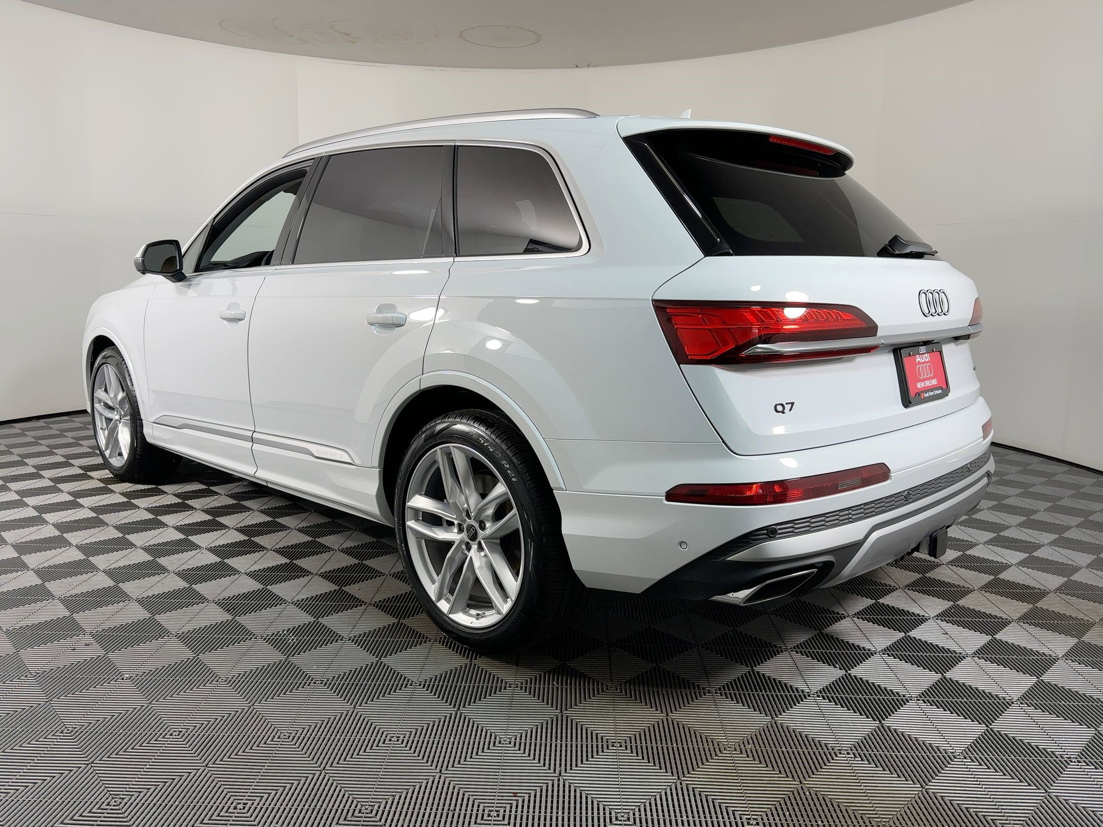 2025 Audi Q7 55 Premium Plus photo 2