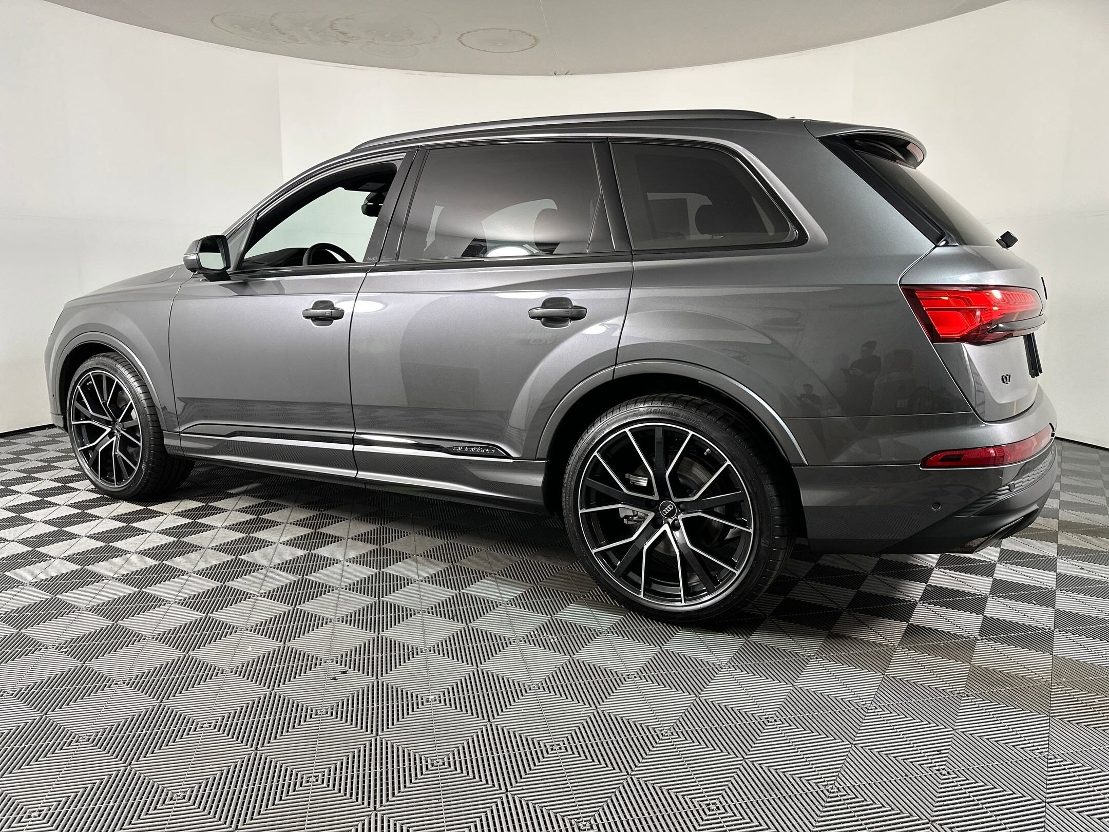 2025 Audi Q7 55 Premium Plus photo 2