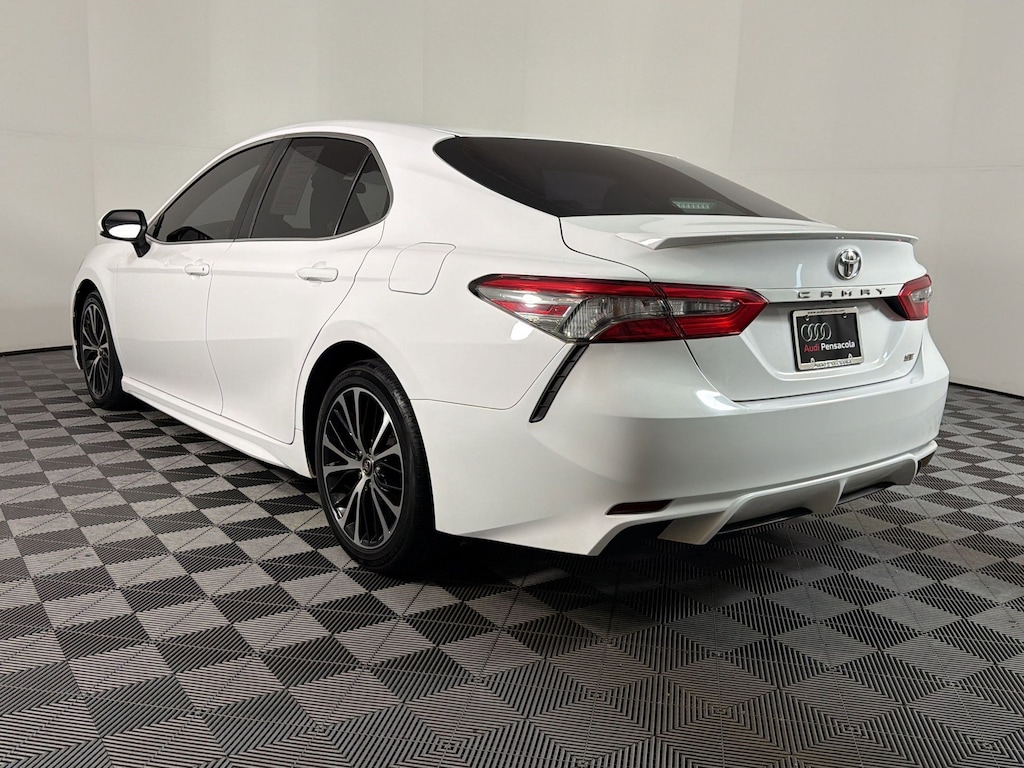 Used 2018 Toyota Camry SE Sedan