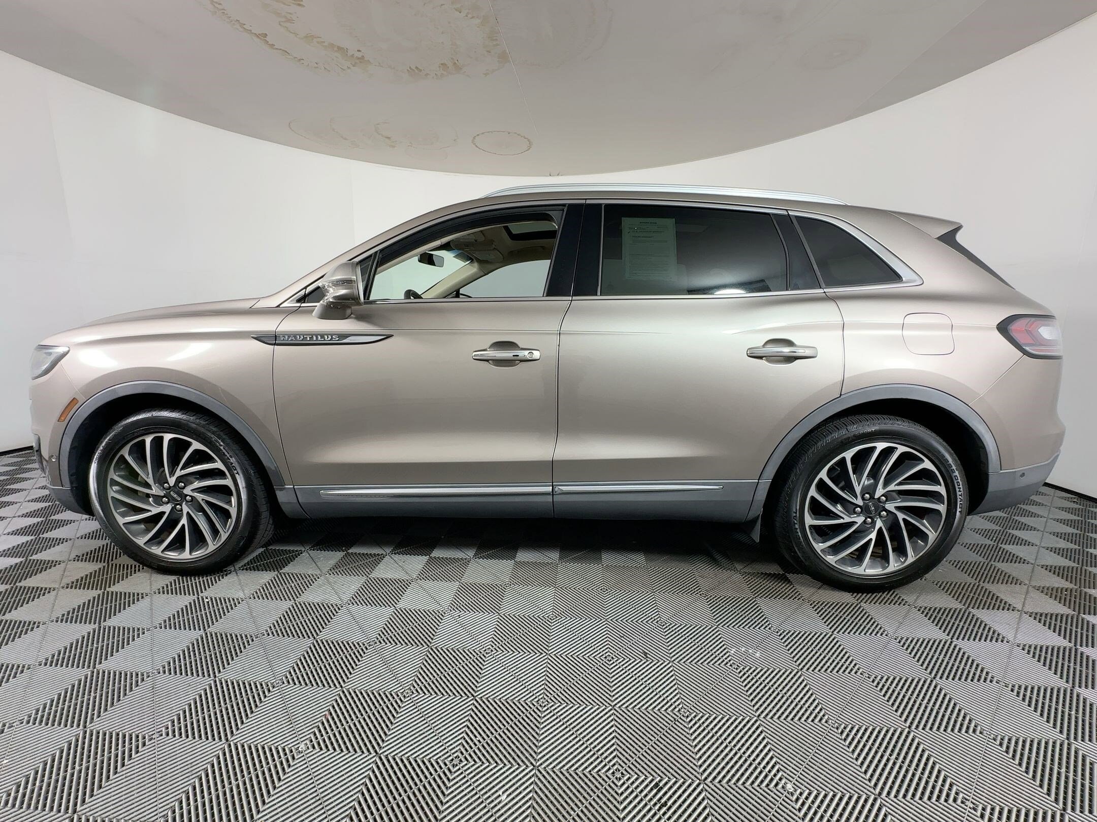 2019 Lincoln Nautilus Reserve photo 2
