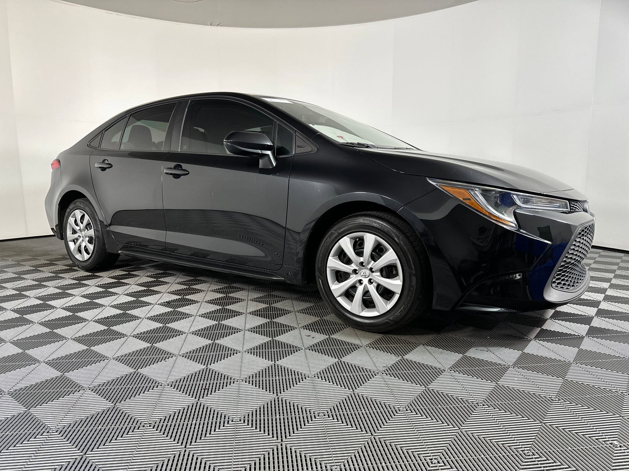 2021 Toyota Corolla LE photo 2