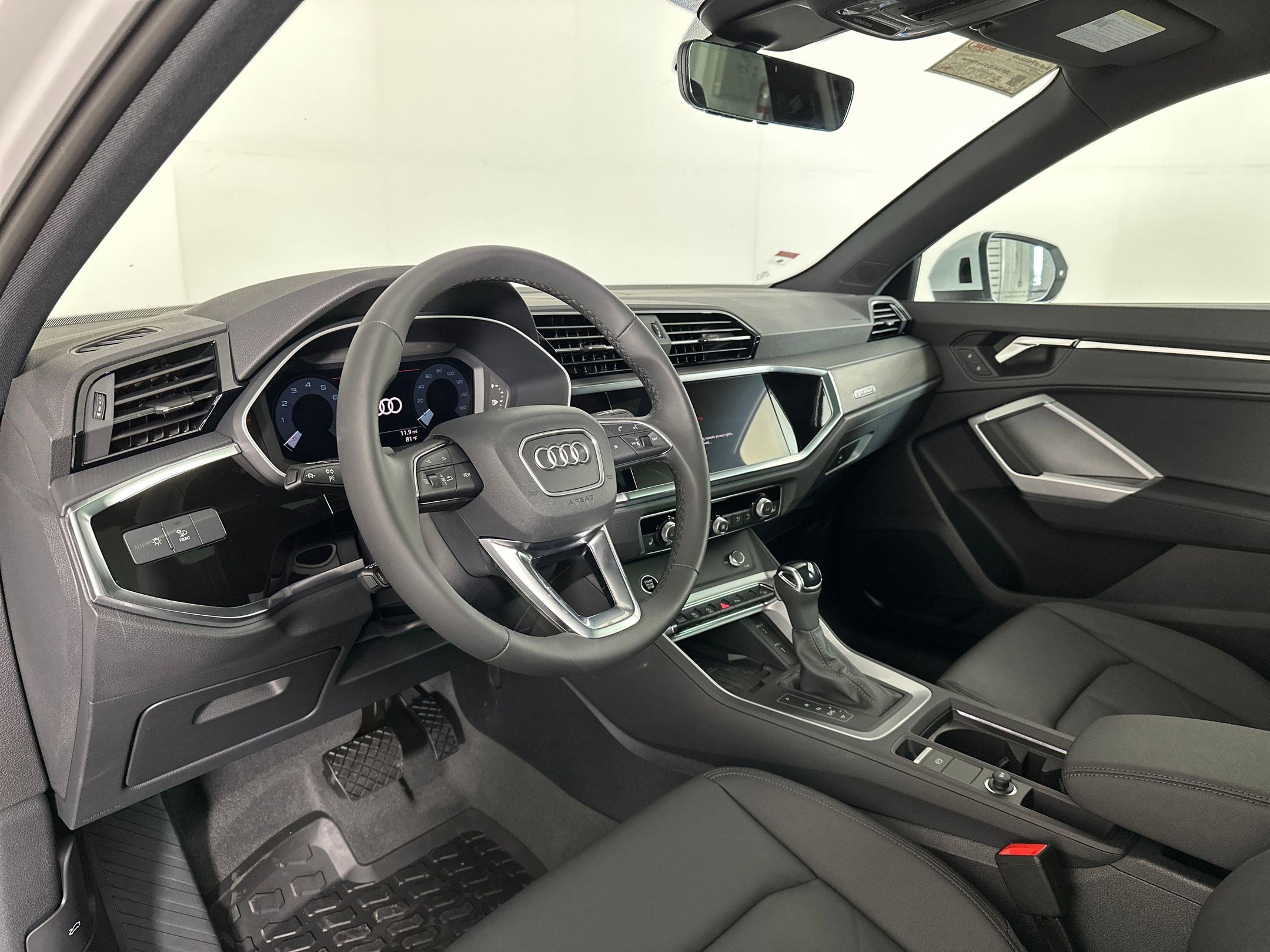 2025 Audi Q3 45 TFSI S line Premium photo 3
