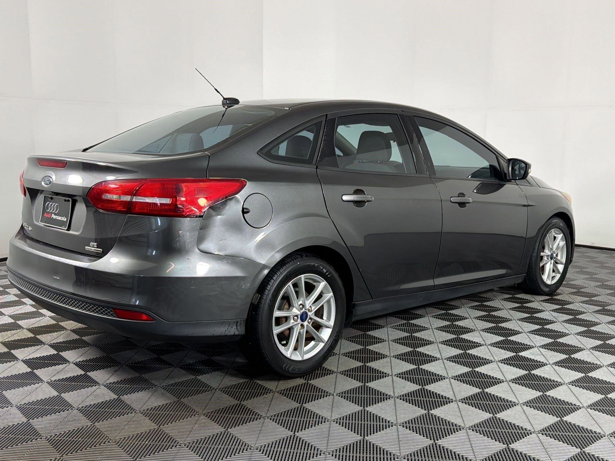 Focus SE Sedan