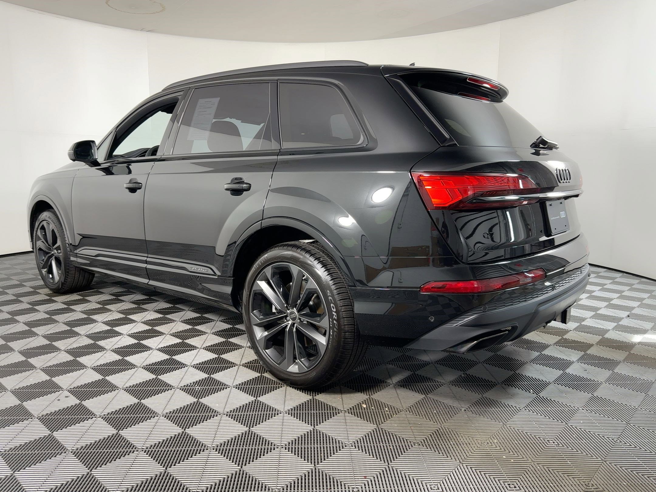 2025 Audi Q7 55 Premium Plus photo 2