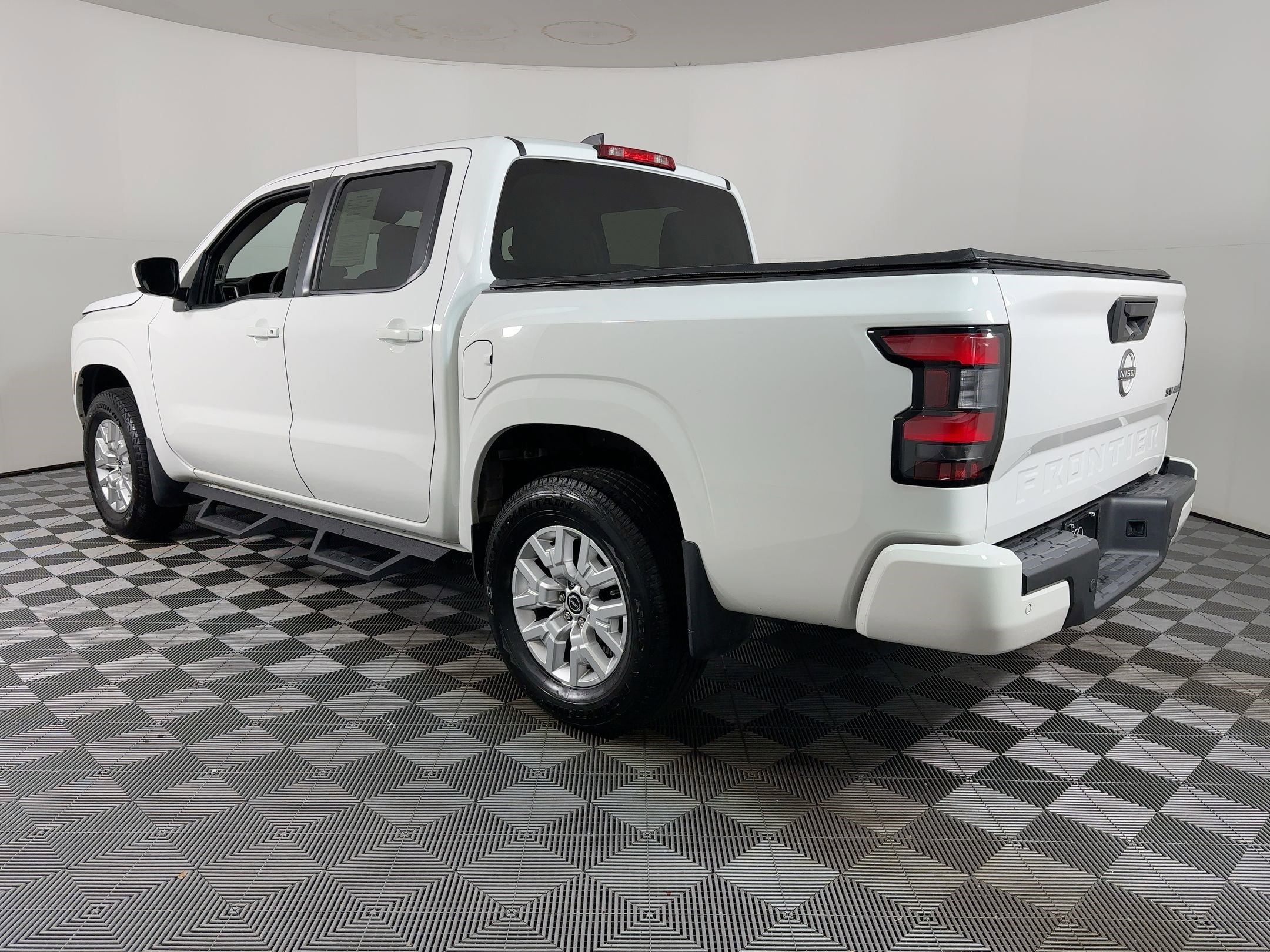 2023 Nissan Frontier SV photo 2