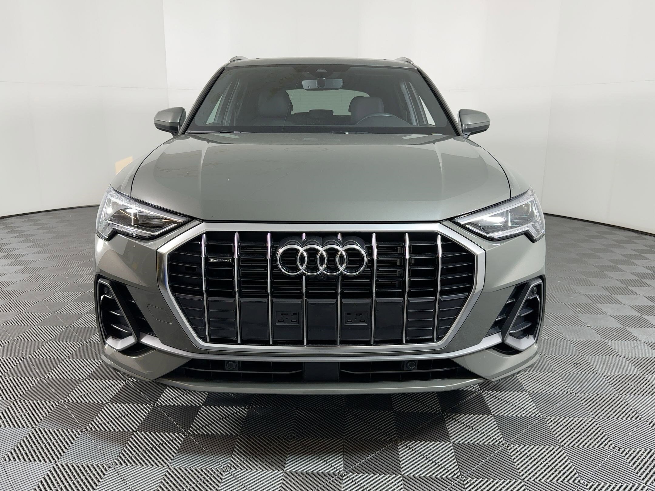 2025 Audi Q3 45 TFSI S line Premium photo 4