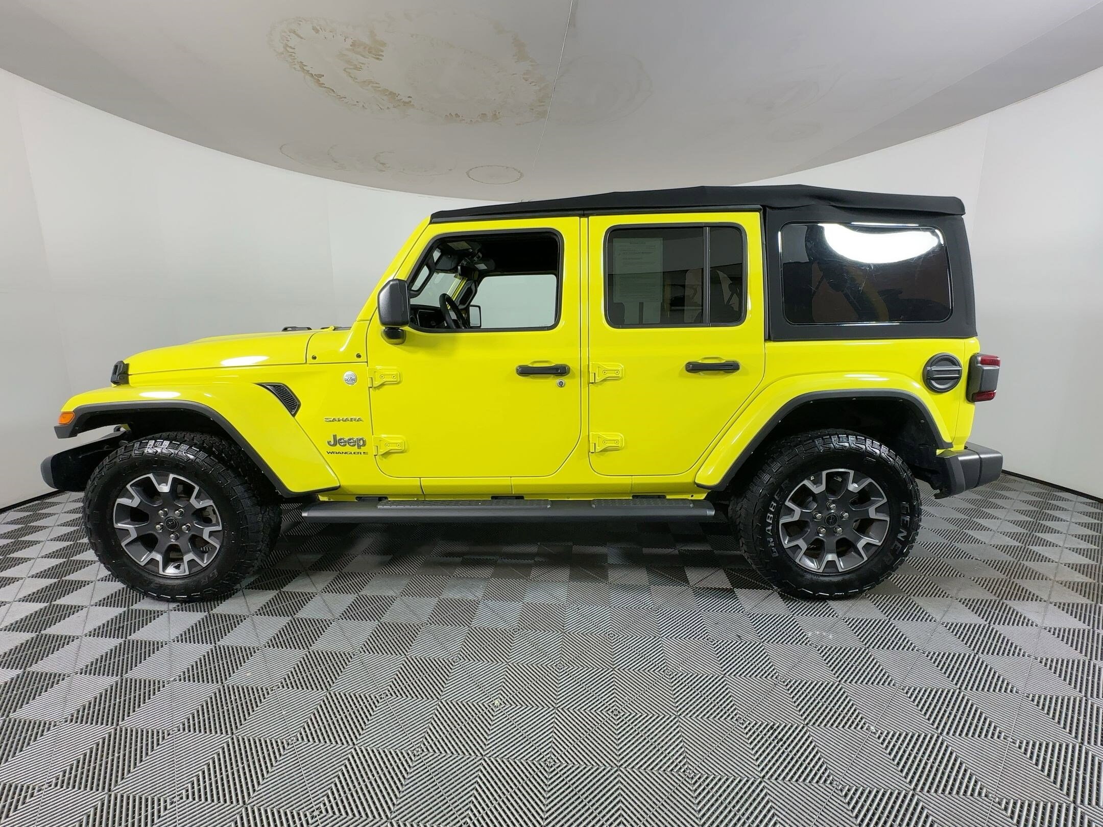 2024 Jeep Wrangler Sahara photo 2
