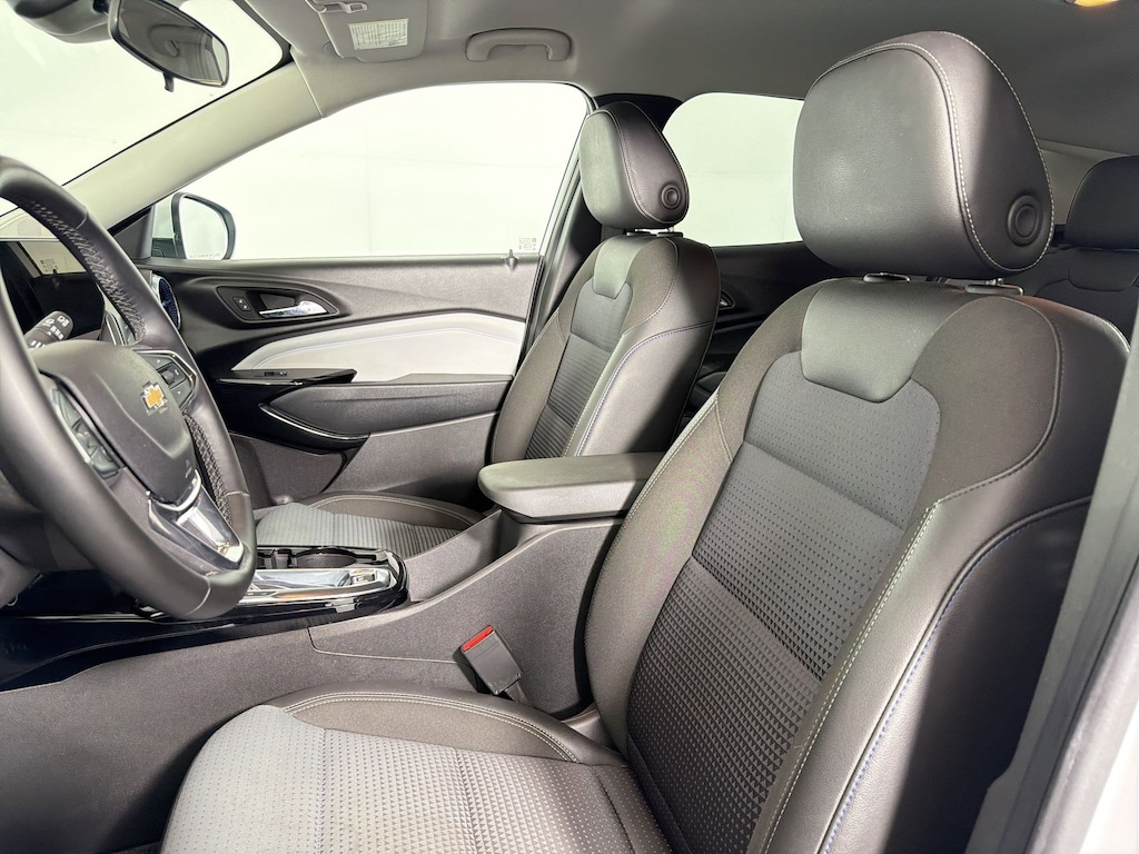 Used 2025 Chevrolet Trax LT SUV