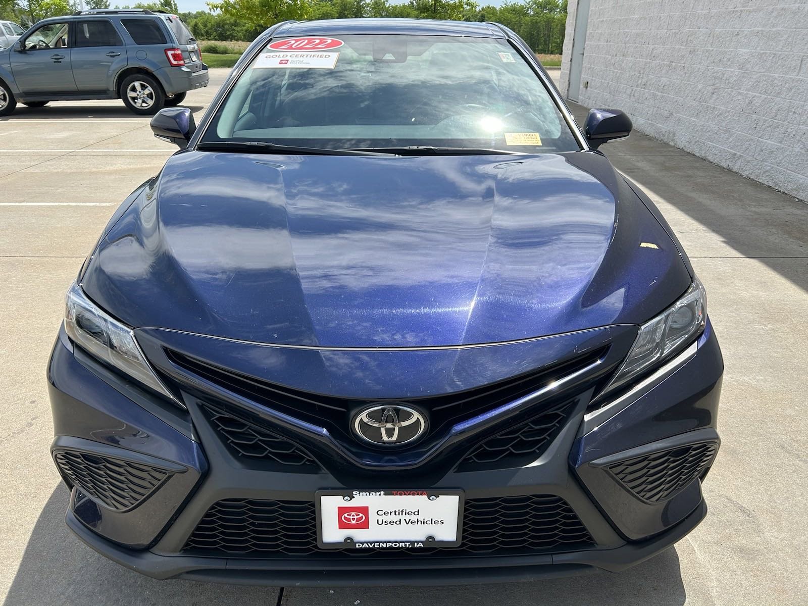 Used 2022 Toyota Camry SE with VIN 4T1G11AK4NU695080 for sale in Davenport, IA