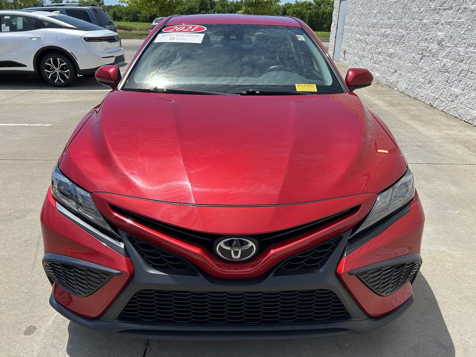 Used 2021 Toyota Camry SE with VIN 4T1G11AK3MU464640 for sale in Davenport, IA