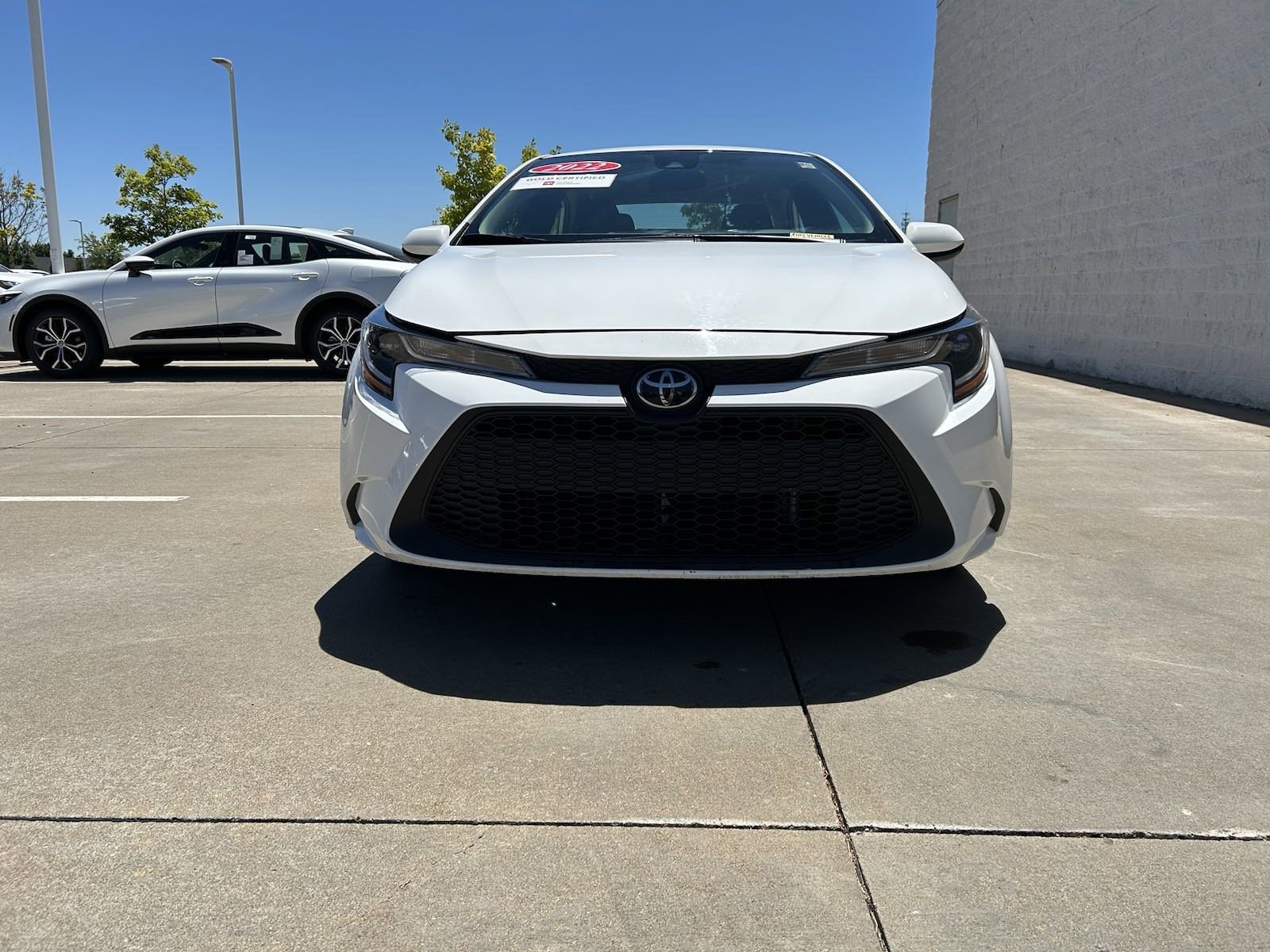 Used 2022 Toyota Corolla LE with VIN 5YFEPMAE1NP296548 for sale in Davenport, IA