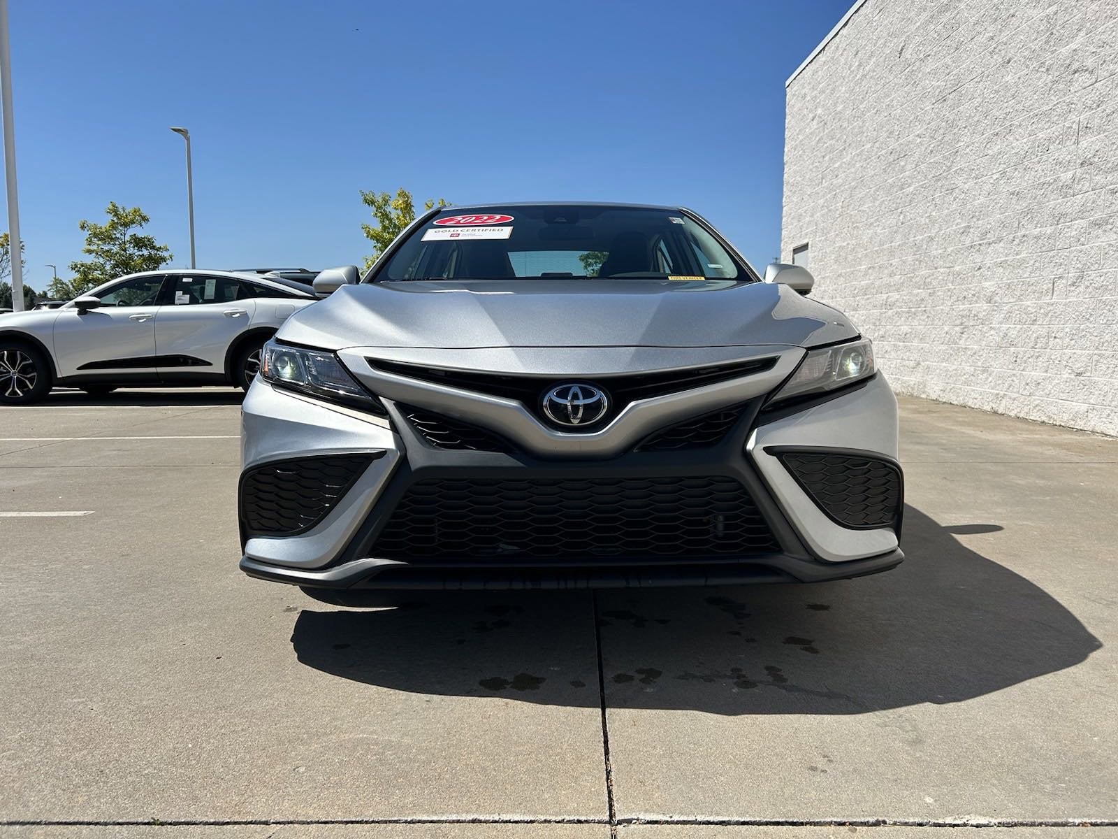 Used 2022 Toyota Camry SE with VIN 4T1G11AK2NU622662 for sale in Davenport, IA