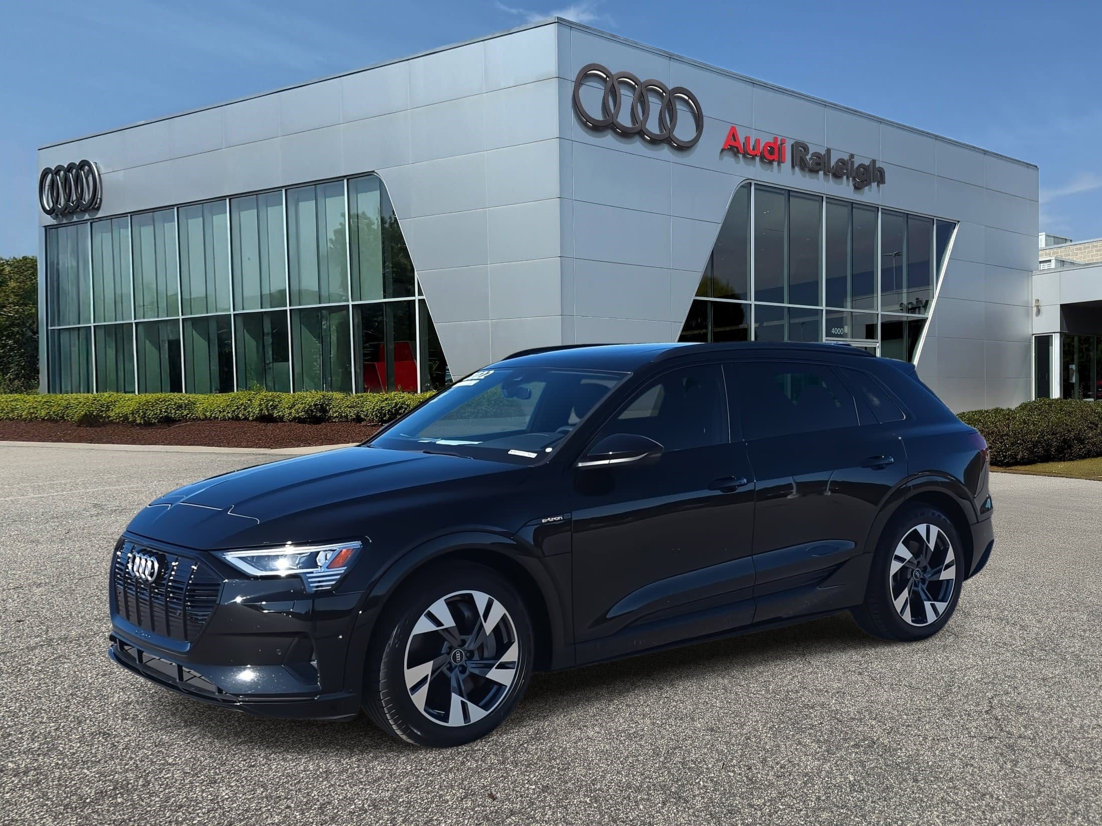 2022 Audi e-tron Premium's photo