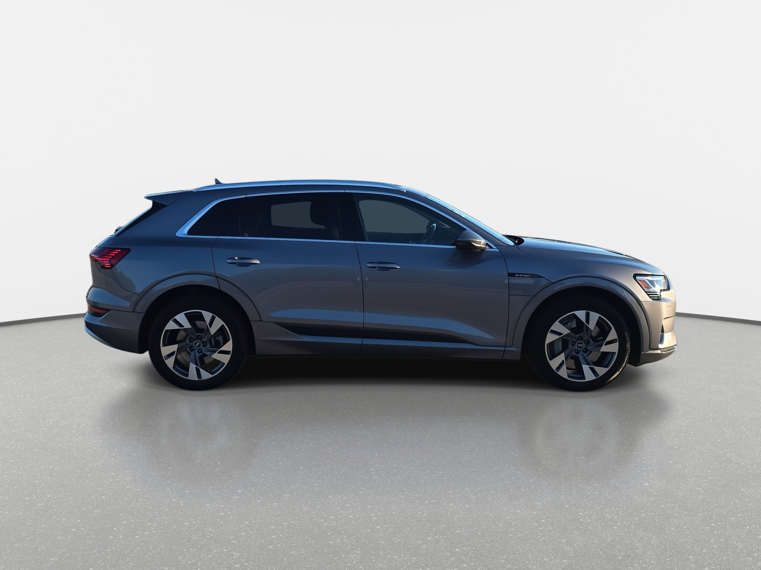 2022 Audi e-tron Premium photo 2