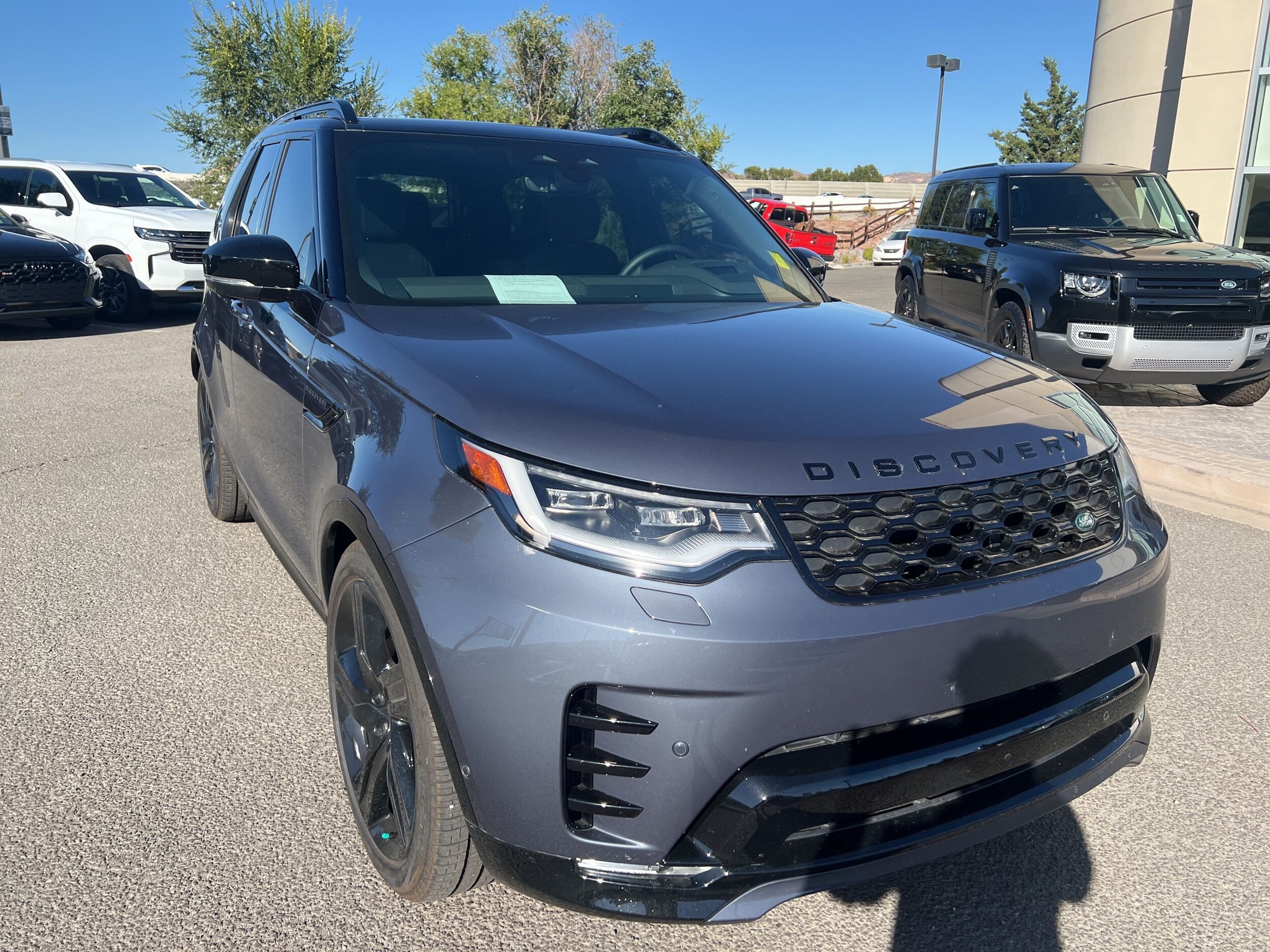 2025 Land Rover Discovery P360 Dynamic SE photo 3