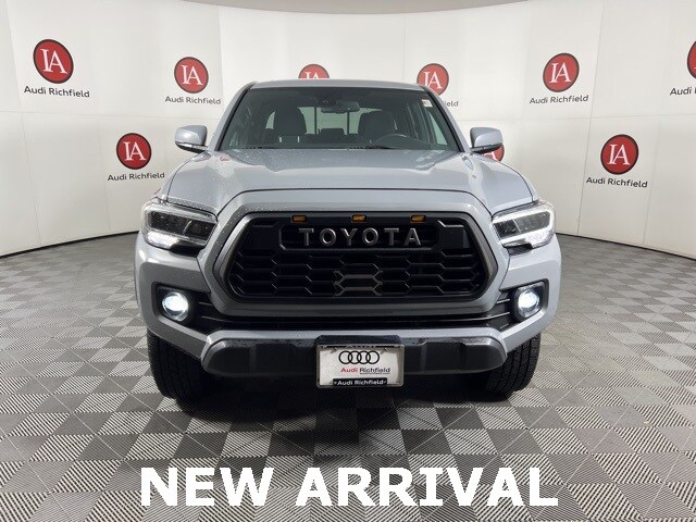 2020 Toyota Tacoma TRD Off-Road photo 2