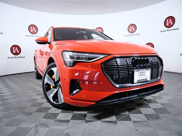 2022 Audi e-tron Premium Plus photo 2
