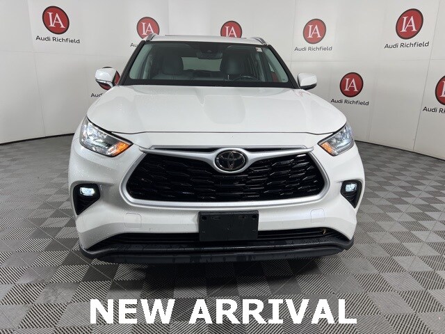 2020 Toyota Highlander XLE photo 2