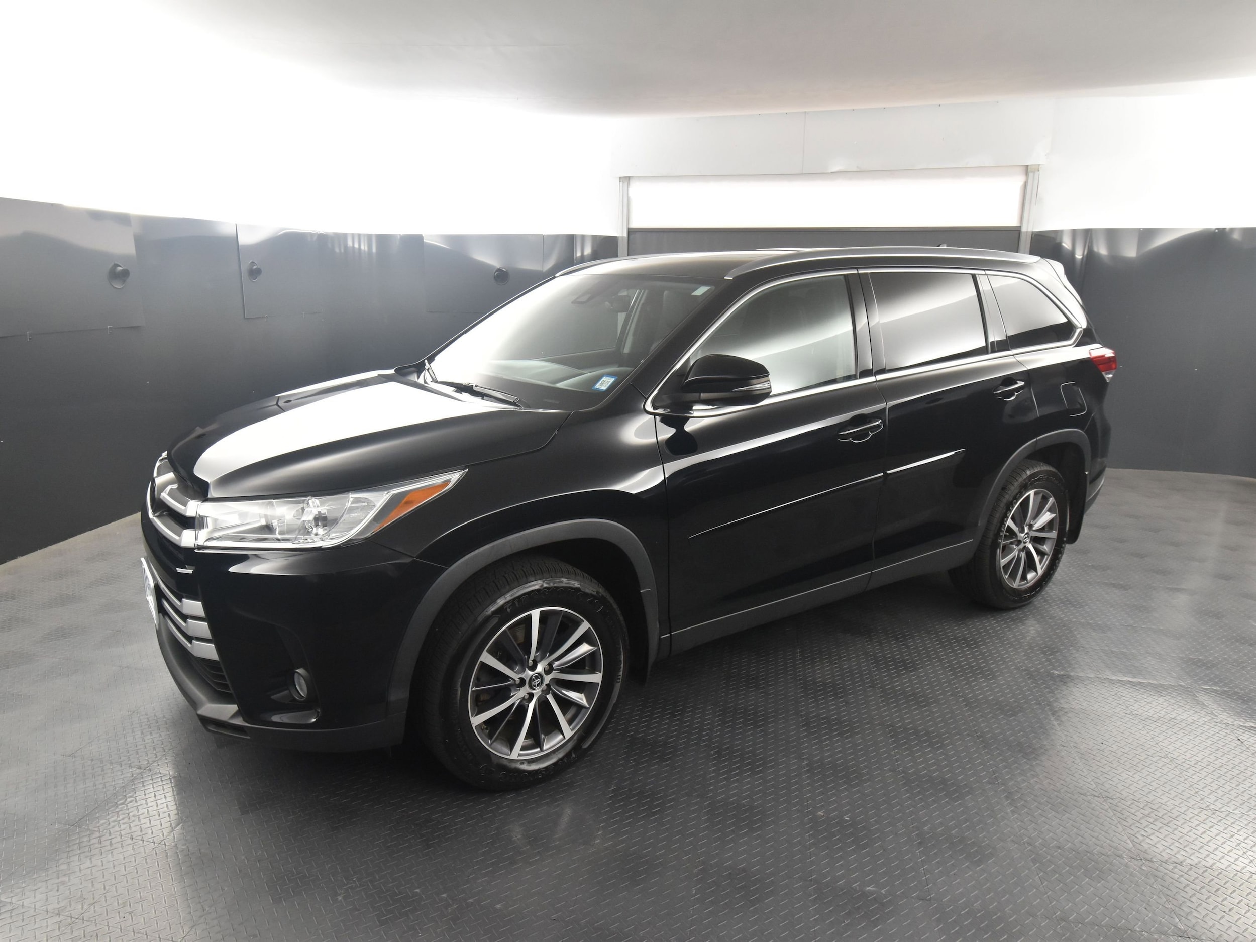 Used 2019 Toyota Highlander XLE with VIN 5TDJZRFH0KS570558 for sale in Rochester, NY