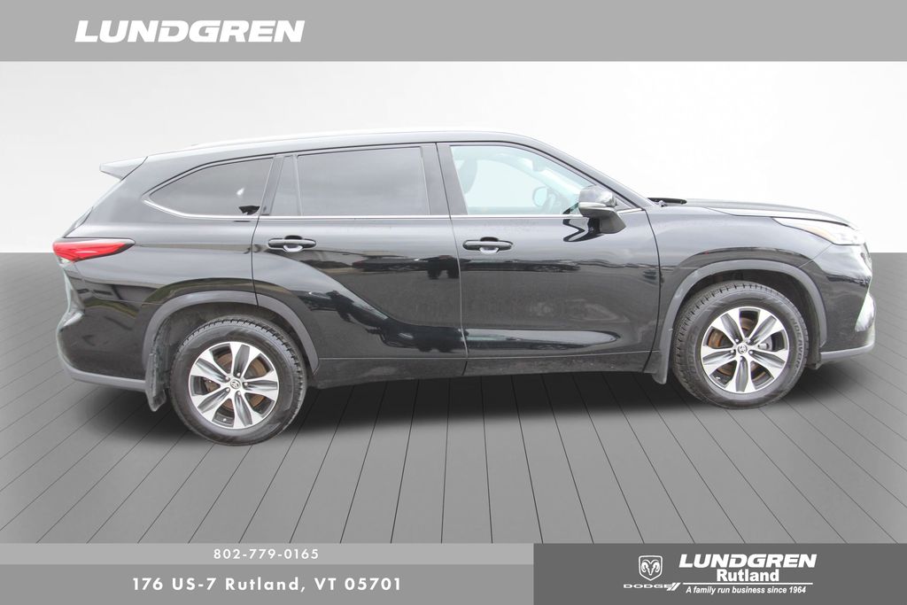 2020 Toyota Highlander XLE photo 2