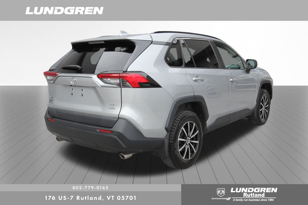 2019 Toyota RAV4 LE photo 3