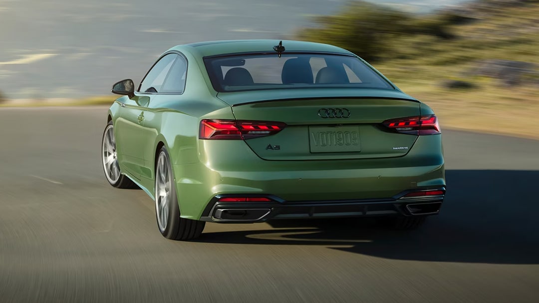 Vue arrière d'une Audi A5 Coupé sur route en pleine vitesse