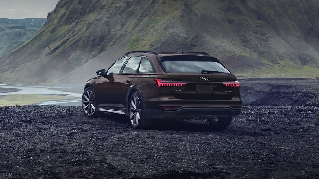 Vue arrière d'une Audi en location en arrêt en bord de montagne