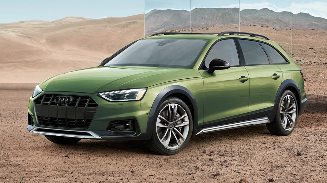 Vue 3/4 avant et latérale de l'Audi A4 allroad 2025 sur route du desert avec vitre