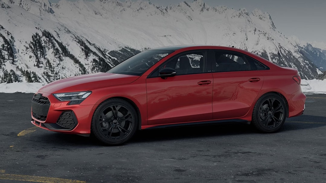 Vue 3/4 avant et latérale de l'Audi A3 2025 stationné près des montagnes enneigé
