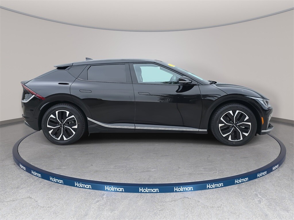 2022 Kia EV6 Wind photo 2