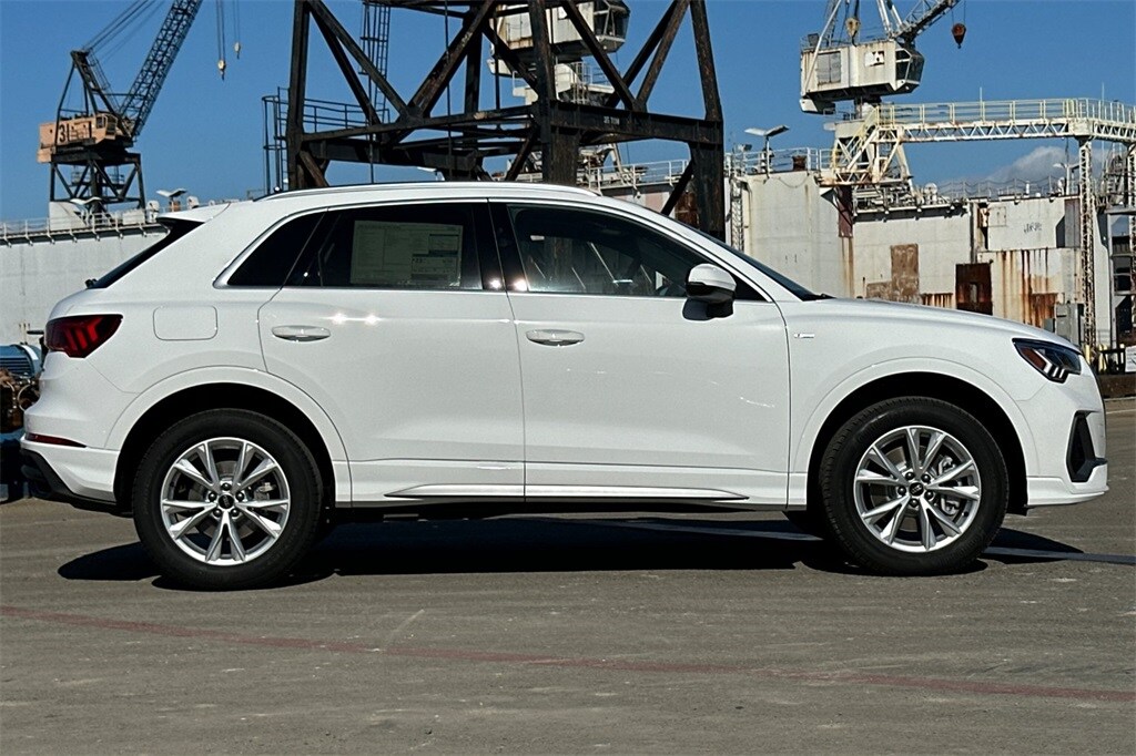 2025 Audi Q3 45 TFSI S line Premium photo 3