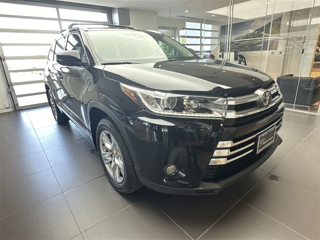 Used 2018 Toyota Highlander Limited with VIN 5TDDZRFH2JS881386 for sale in Kansas City