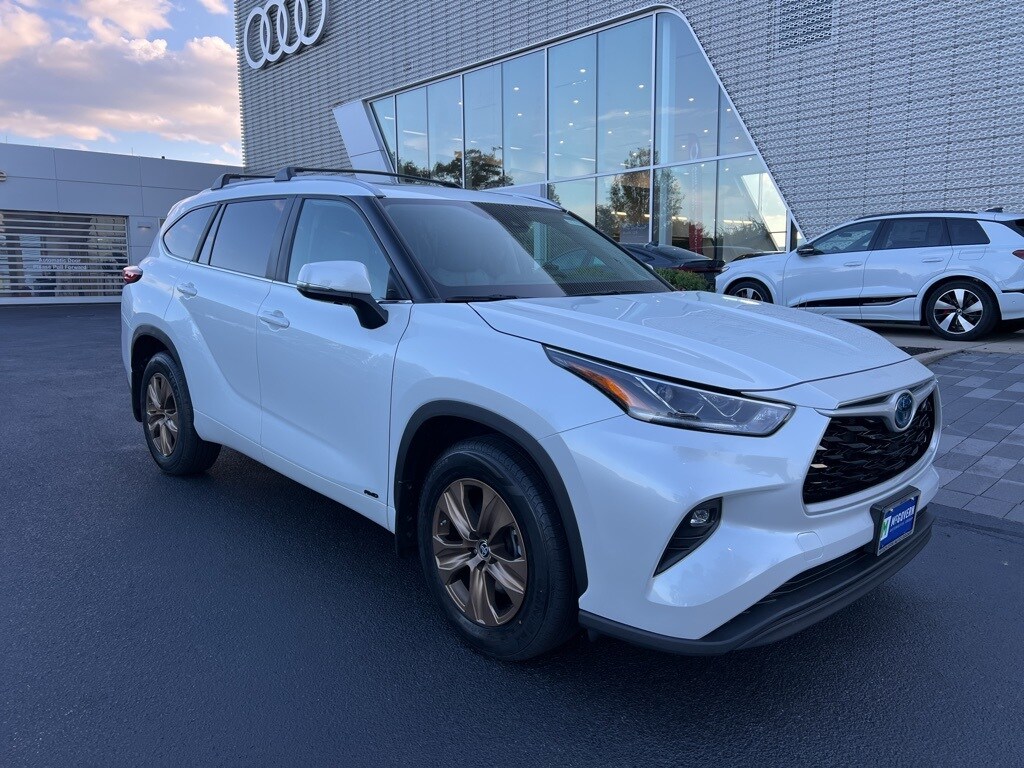 2023 Toyota Highlander Hybrid Bronze Edition photo 2