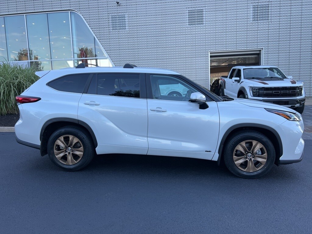 2023 Toyota Highlander Hybrid Bronze Edition photo 3