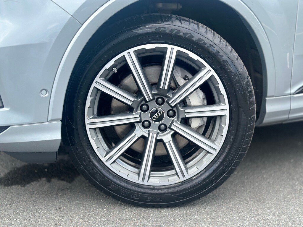2023 Audi Q7 45 Premium Plus photo 2