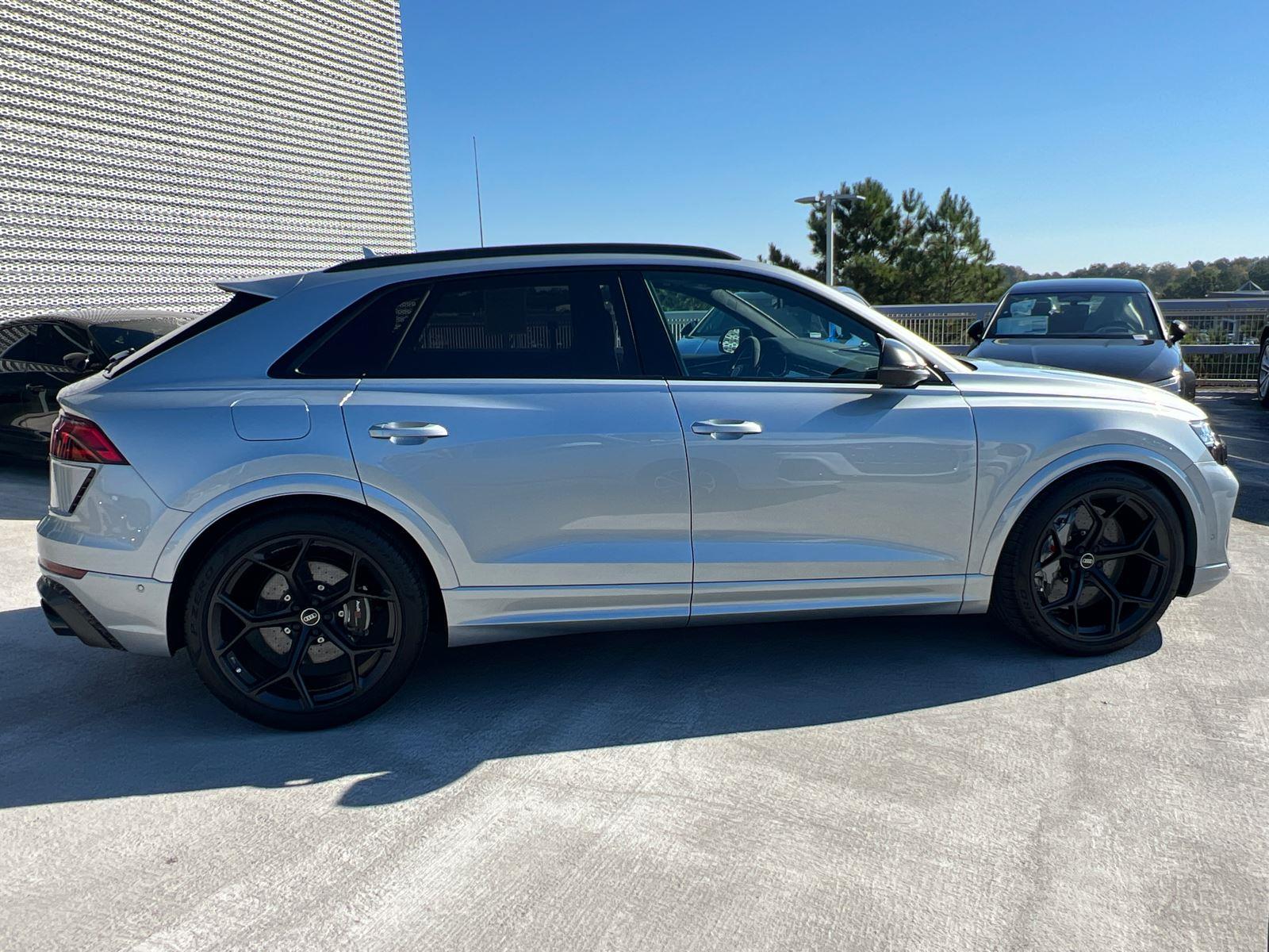 2025 Audi RS Q8 photo 2