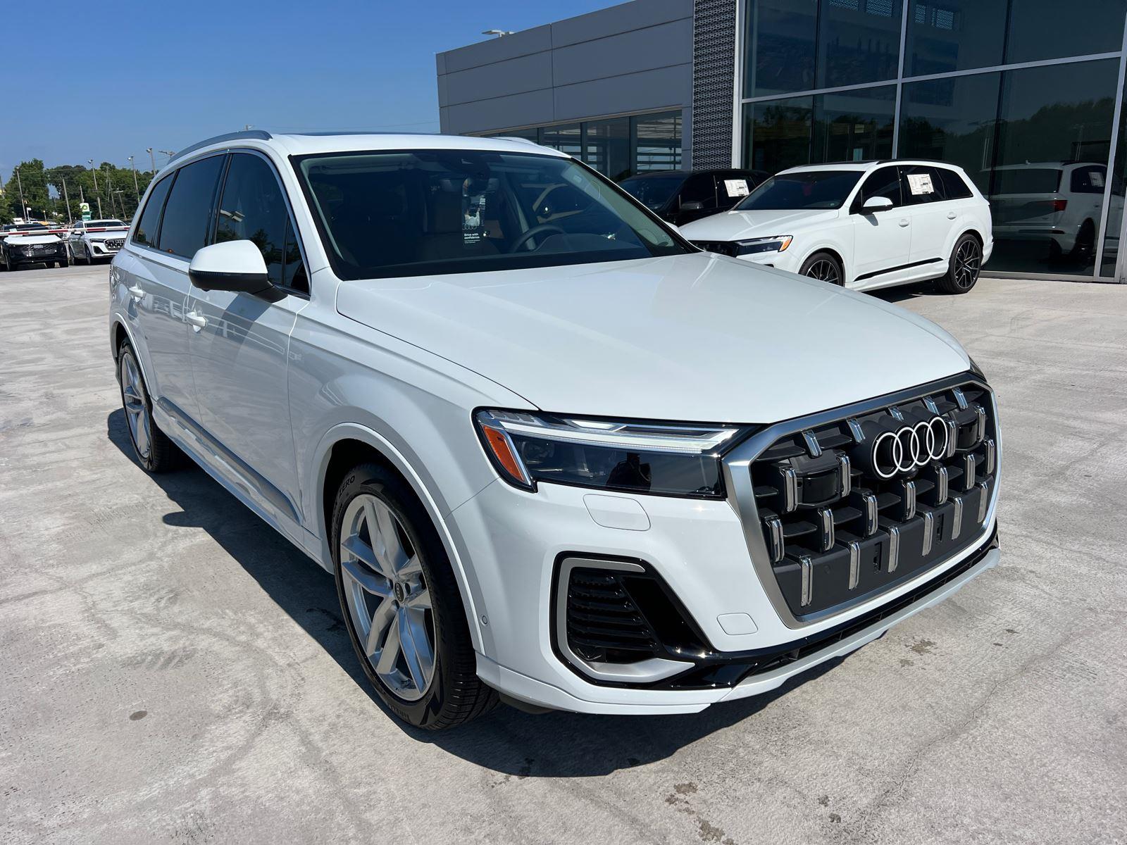 2025 Audi Q7 55 Premium Plus photo 3